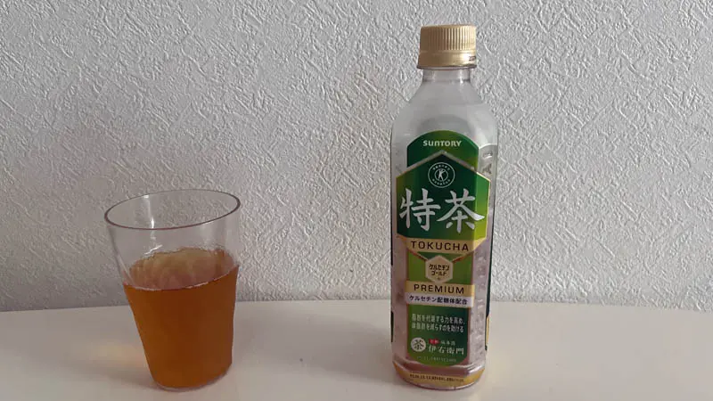 コップにいれた特茶ケルセチンゴールド